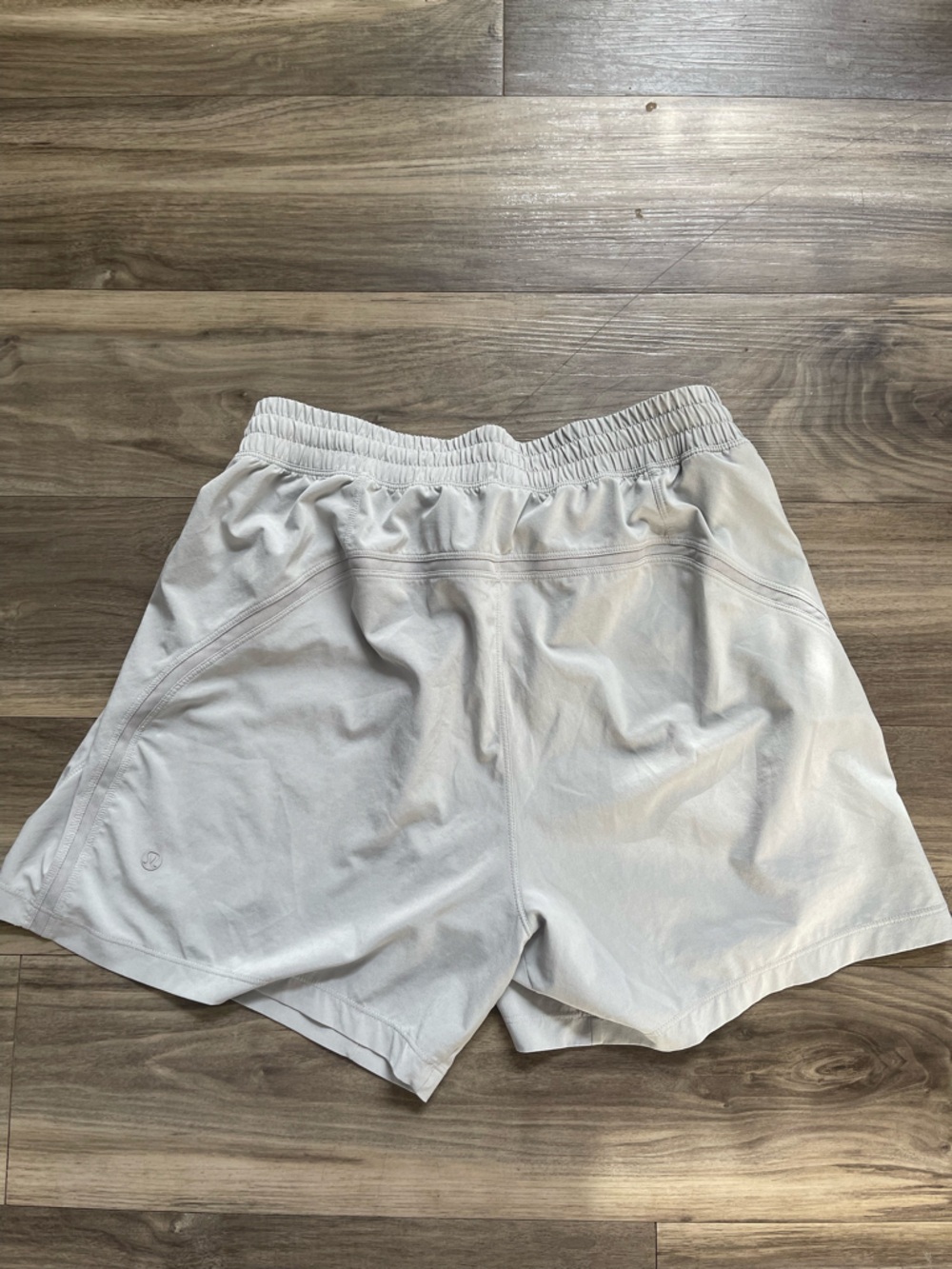 lululemon athletica Men's Light Gray Athletic Shorts - Picture 2 of 2